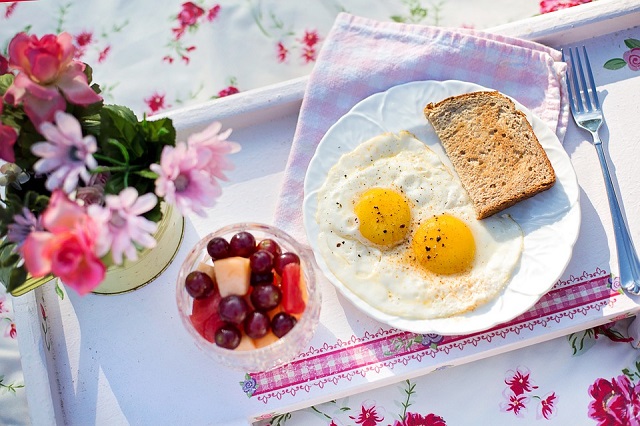 Учёные обнаружили, как связаны привычка завтракать и риск инсульта