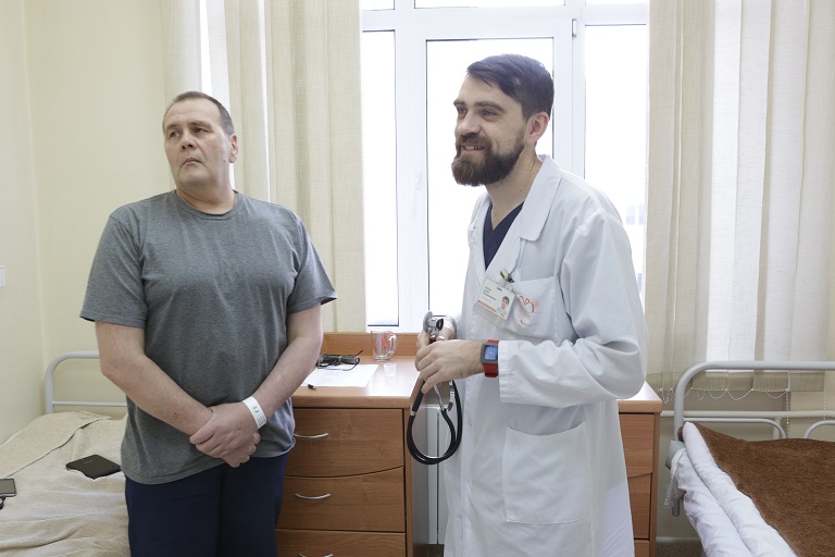 Новосибирские кардиохирурги впервые имплантировали пациенту кардиовертер–дефибриллятор, совместимый с МРТ