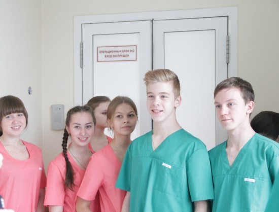 Врачи Областной больницы дали уроки врачебного мастерства ученикам медицинского класса 
