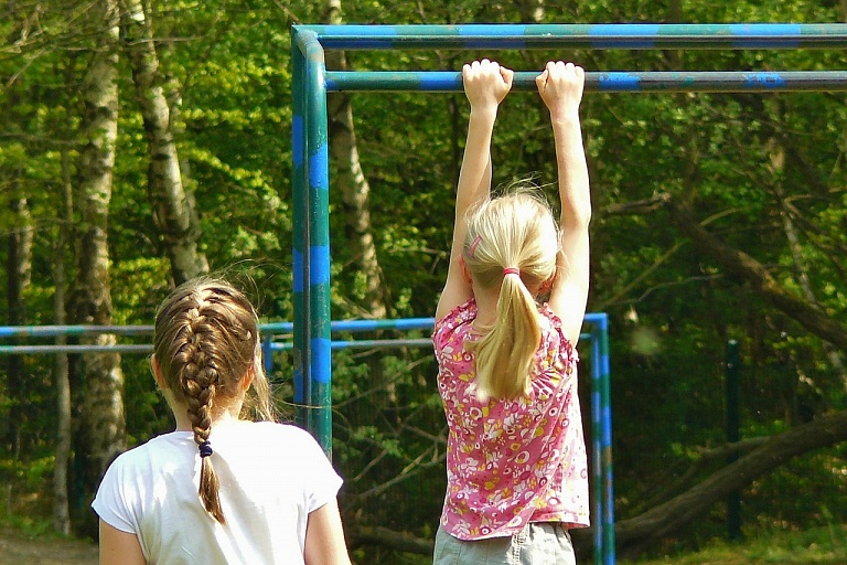 Сколько времени в день ребенок должен уделять физической активности?