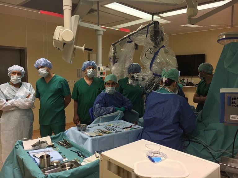 Новосибирские хирурги провели редкую операцию на мозге