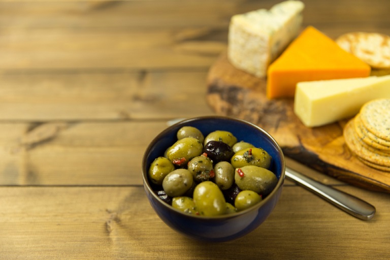 Маслины или оливки: в чём разница и что полезнее?