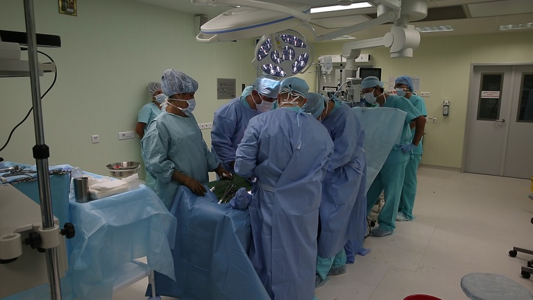Новосибирские хирурги спасли ногу пациенту, у которого после удара об угол стола диагностировали злокачественную опухоль