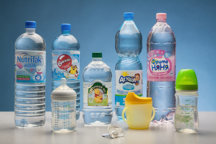 Эксперты Росконтроля нашли в детской воде известных брендов ртуть и хлороформ