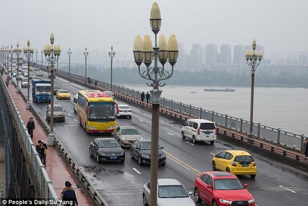 Китаец за 13 лет спас от суицида более трёхсот человек, пытающихся спрыгнуть с моста