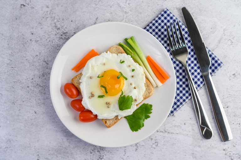 В какое время нужно завтракать, чтобы снизить риск инфаркта и инсульта?