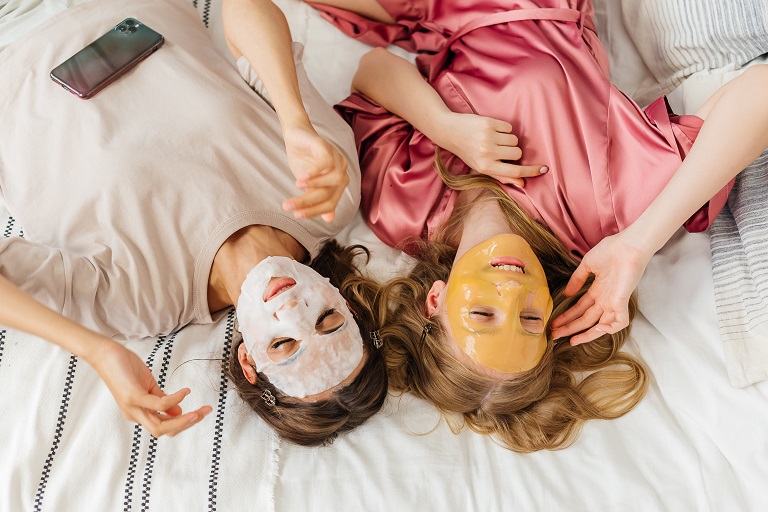«Вкусные» маски для лица на лето: три рецепта от косметолога
