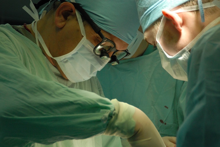 Новосибирские хирурги выполнили первую в мировой практике трёхкомпонентную операцию на сердце