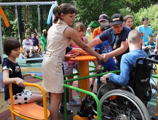 В Новосибирске открылась специализированная игровая площадка для детей с ограниченными возможностями
