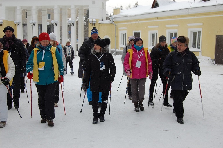 Новосибирцев приглашают на бесплатные занятия скандинавской ходьбой 