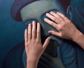 В Новосибирске открылась выставка тактильных картин, которые можно «считывать» руками