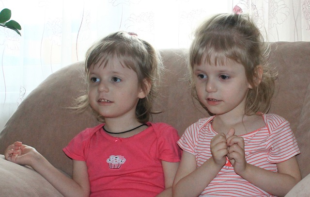 Двойняшкам, страдающим эпилепсией, требуется обследование в московском центре