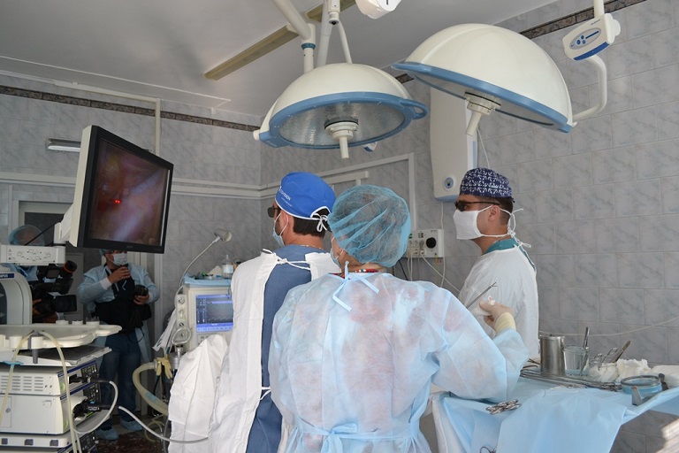 Новосибирские хирурги впервые за Уралом провели операцию по удалению целого лёгкого через прокол