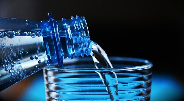 Почти половина питьевой воды на российском рынке – подделка
