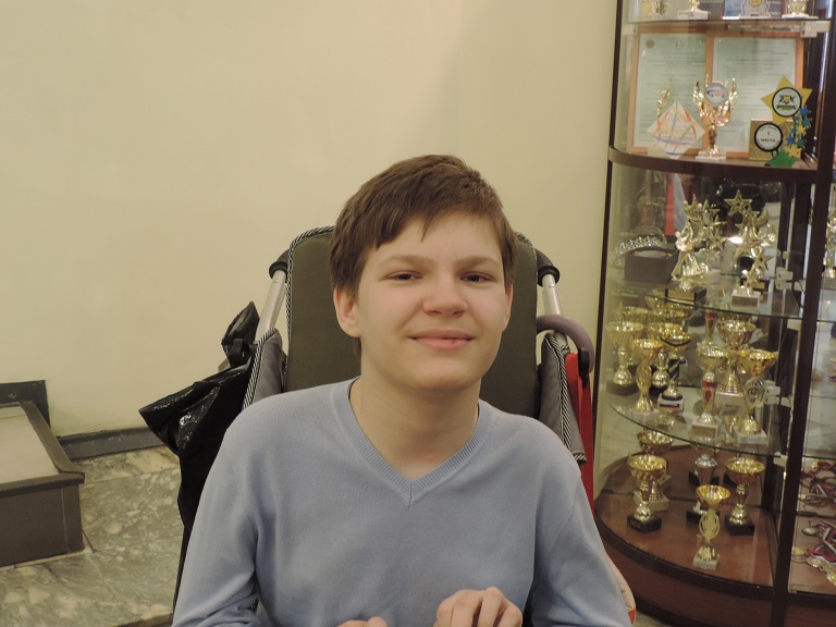 15-летнему Егору требуется помощь, чтобы научиться ходить