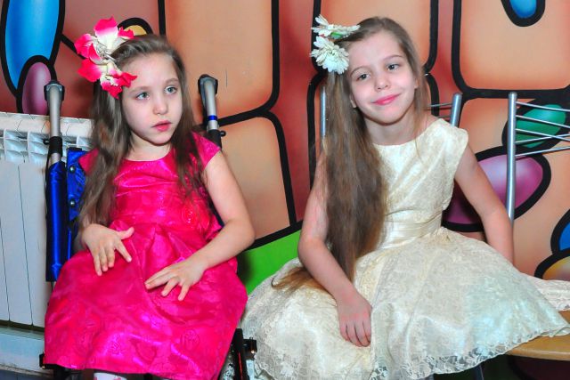 Девочкам-близнецам с ДЦП требуется восстановительное лечение в Москве