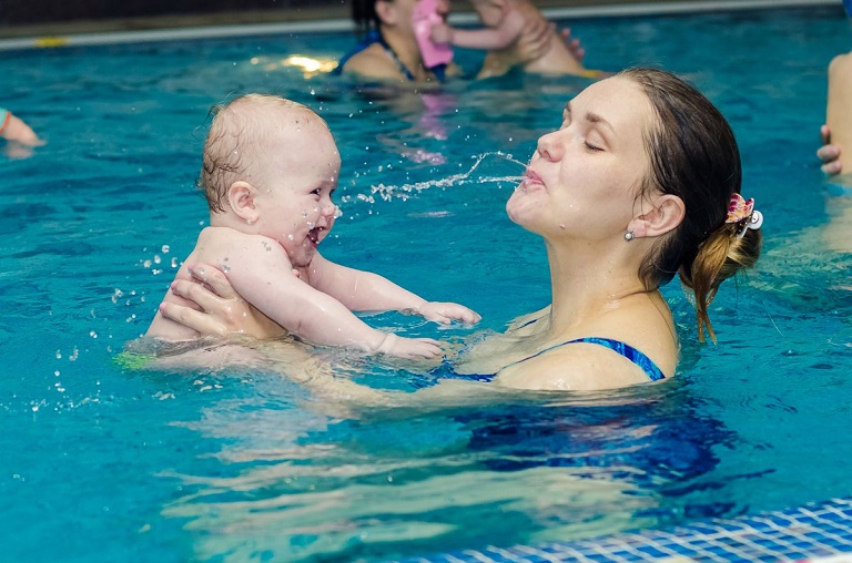 Выход в плавание: в каком возрасте учить ребёнка плаванию, и как не отпугнуть его от воды навсегда