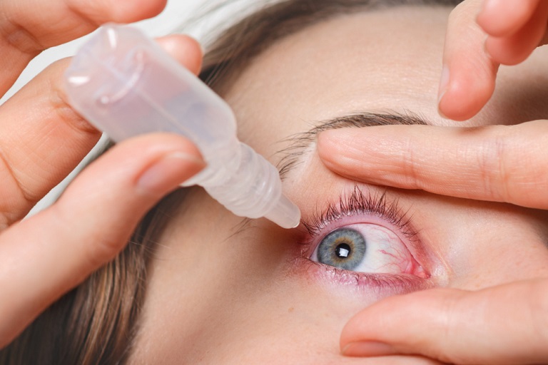 Учёные сравнили эффективность глазных капель с антибиотиком и плацебо при лечении детей с конъюнктивитом