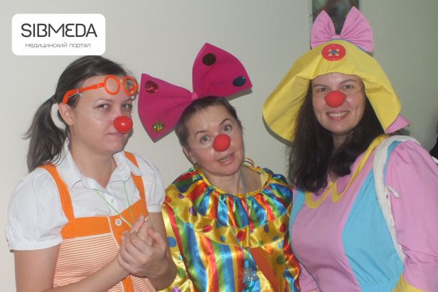 Главный больничный клоун России показал, как лечить детей смехом