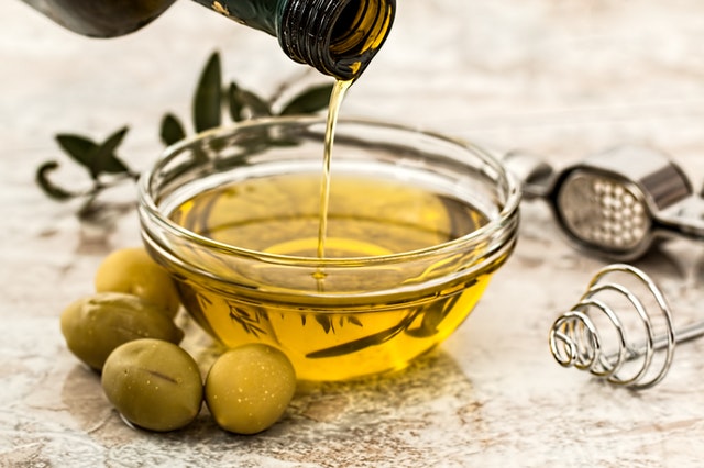 Эксперт сравнил пользу от подсолнечного и оливкового масла