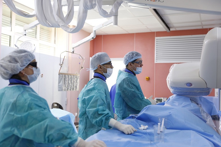 Новосибирские кардиохирурги экстренно прооперировали женщину с уникальным плавающим тромбом 