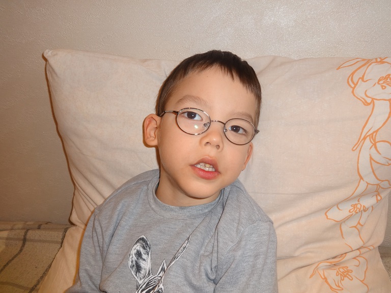 7-летнему Славе после сложной операции нужна помощь новосибирцев, чтобы начать ходить