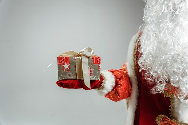Родители планируют проверять у Деда Мороза QR-код