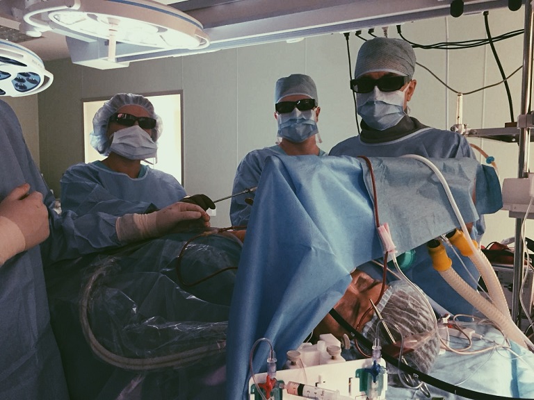 Сибирские кардиохирурги впервые в России выполнили пациенту полностью эндоскопическую клапаносохраняющую операцию 