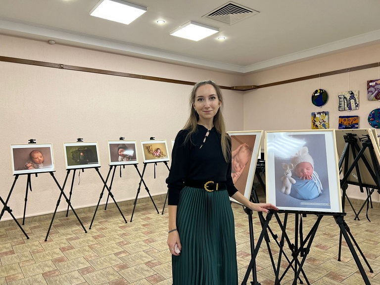 В Новосибирской филармонии прошла выставка фотографа новорождённых 