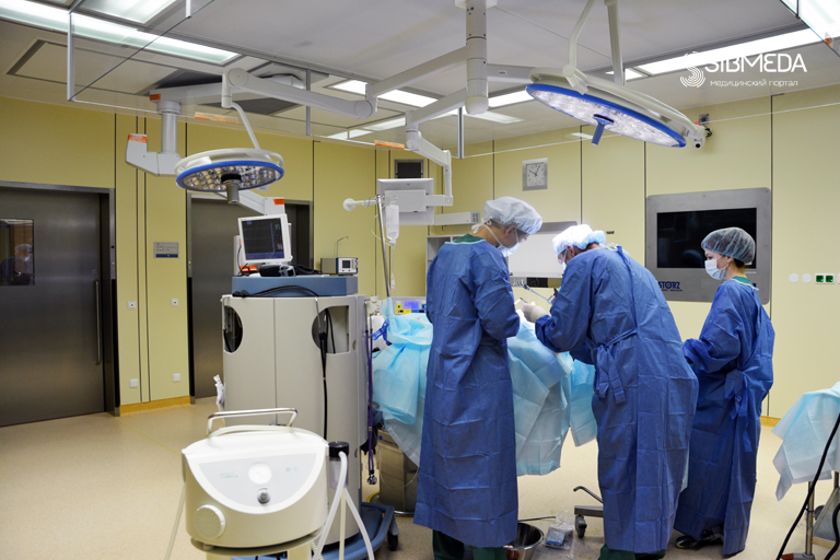 Сибирские кардиохирурги впервые в России имплантировали пациентам «интеллектуальные» дефибрилляторы
