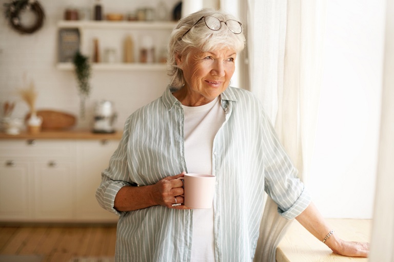 Пристрастие к кофе, высшее образование и семья: что может защитить от деменции?