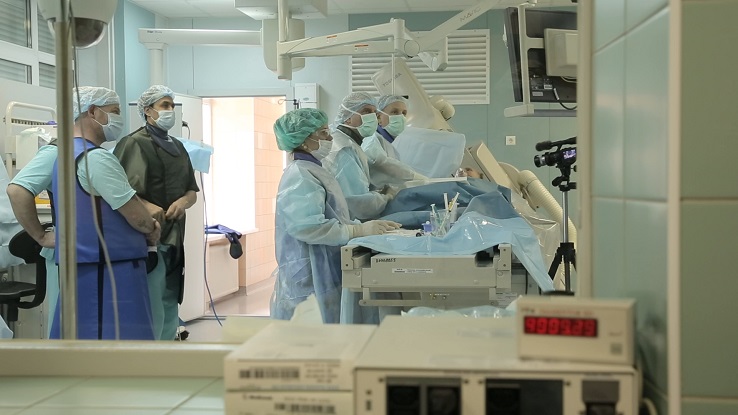 Новосибирские хирурги впервые в России установили пациентам безэлектродный кардиостимулятор  
