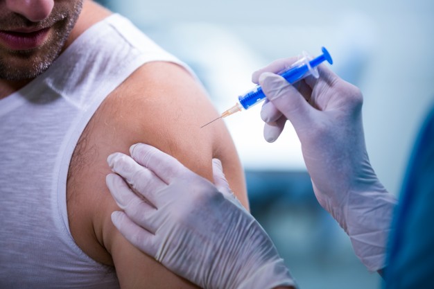 Частные клиники хотят обязать проводить бесплатную вакцинацию населения