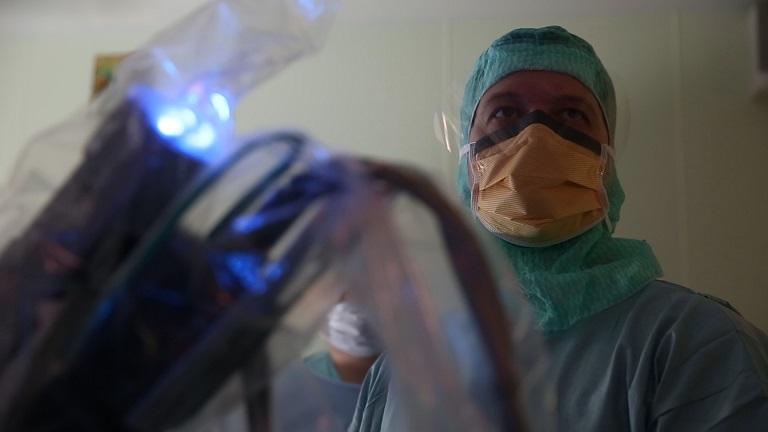 Новосибирские хирурги провели первую в стране операцию на брюшной аорте с помощью робота