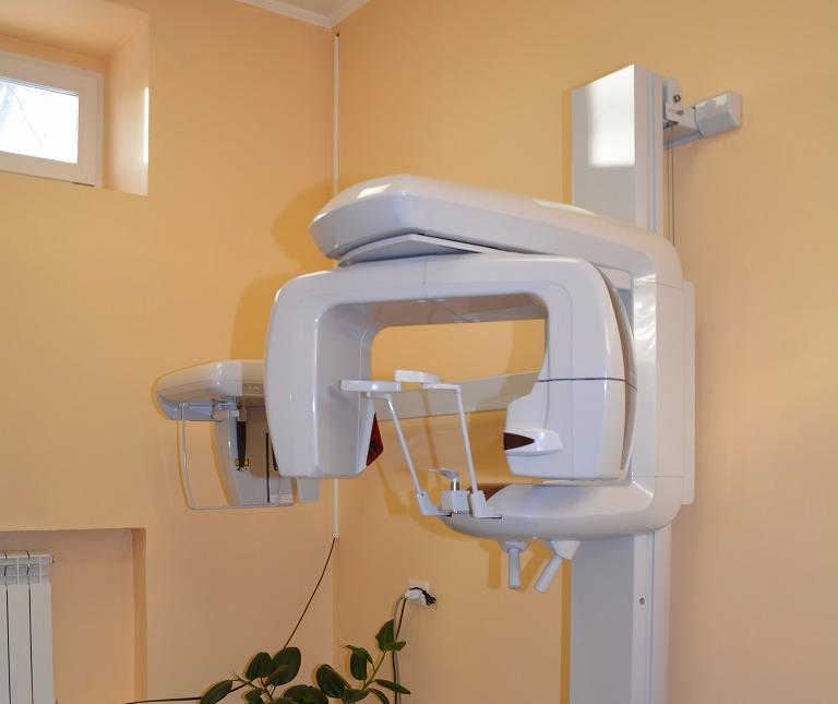 При прохождении 3D-томографии зубов консультации трёх узких специалистов бесплатно