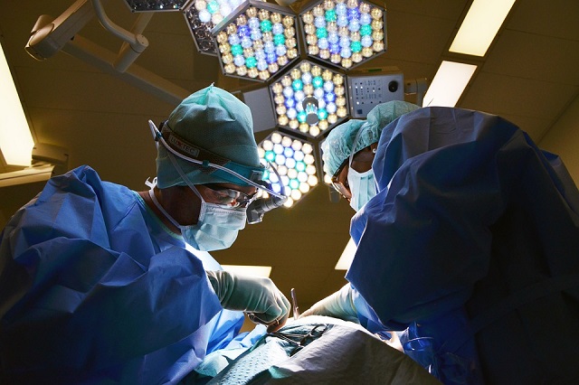 Новосибирские кардиохирурги провели операцию, за которую никто больше не взялся