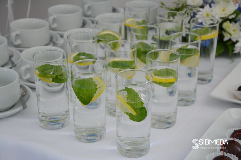 Почти половина россиян пьет воду из-под крана