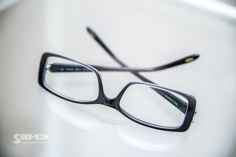 Офтальмолог разъяснила миф о «расслаблении» глаз при постоянном ношении очков 
