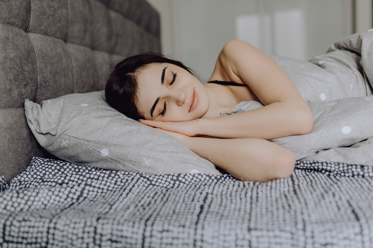 Расслабляющие слова способны замедлять сердцебиение во время сна