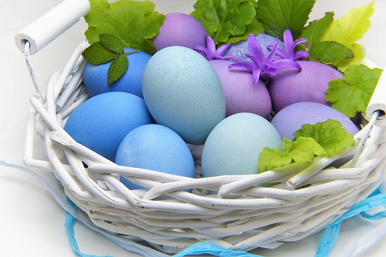 В Роспотребнадзоре назвали опасные для здоровья способы окраски яиц 