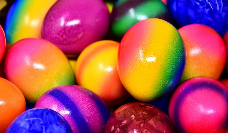 Специалисты рассказали, опасно ли есть яйца, окрашенные красителями с индексом Е