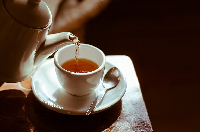 Горячий чай с алкоголем оказались опасны для здоровья