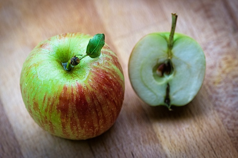 Не опасно ли есть яблоки вместе с косточками?