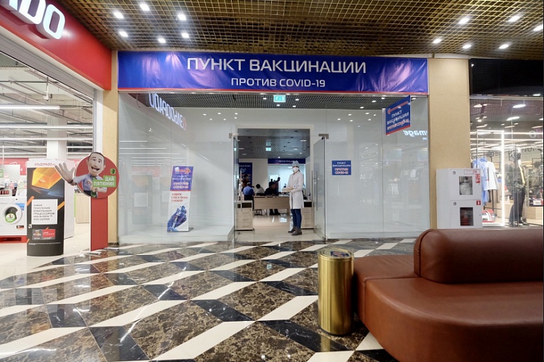 Мобильный пункт вакцинации открылся в торговом центре в Академгородке