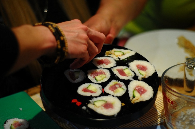 Пять новосибирцев заболели острой кишечной инфекцией после заказа суши в известной службе доставки