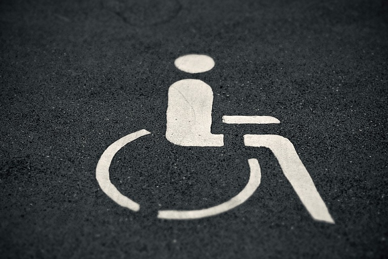 Водителям с инвалидностью разрешили игнорировать знак «Стоянка запрещена»