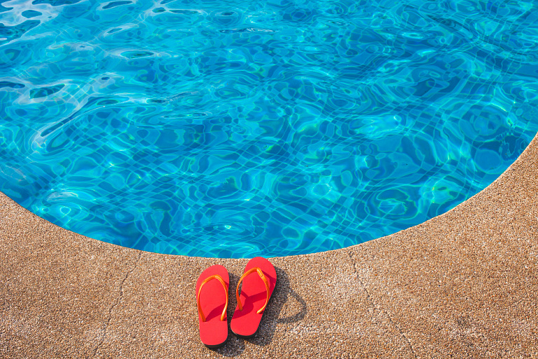 Микробиолог предупредил об опасности летнего купания в бассейнах