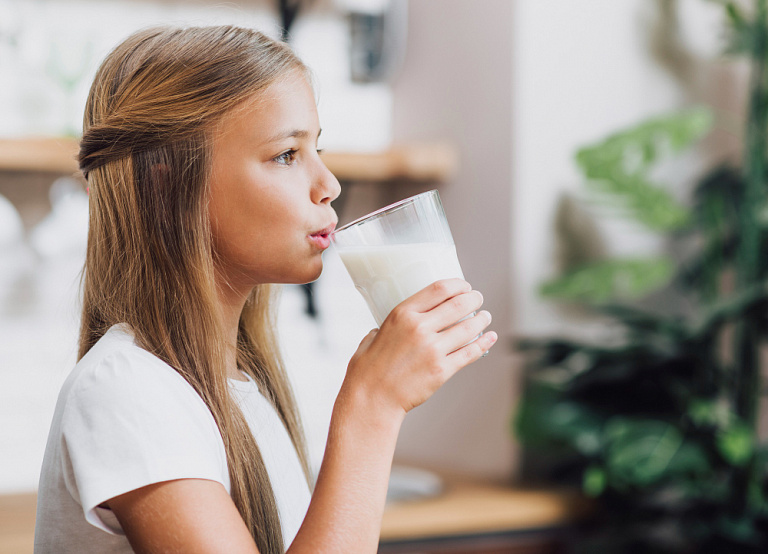 Диетолог рассказал, сколько на самом деле можно хранить молоко с длительным сроком годности