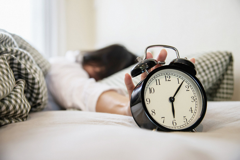 Сомнолог назвал причину сезонных нарушений сна