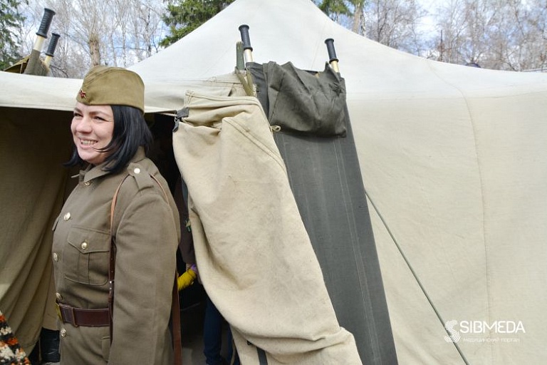 В День Победы новосибирцам показали палатку медсанбата 